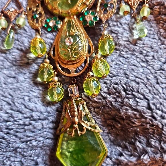 Stunning Glow Czechoslovakian Lime Green Crystals - Picture 8 of 9